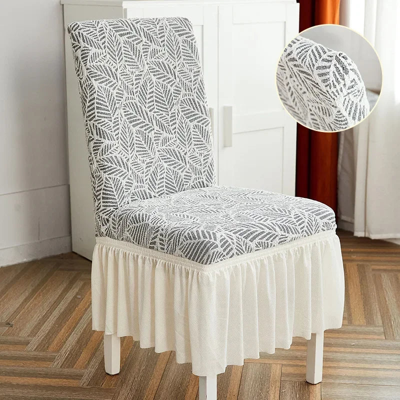 Housse de chaise avec jupe en dentelle gris clair